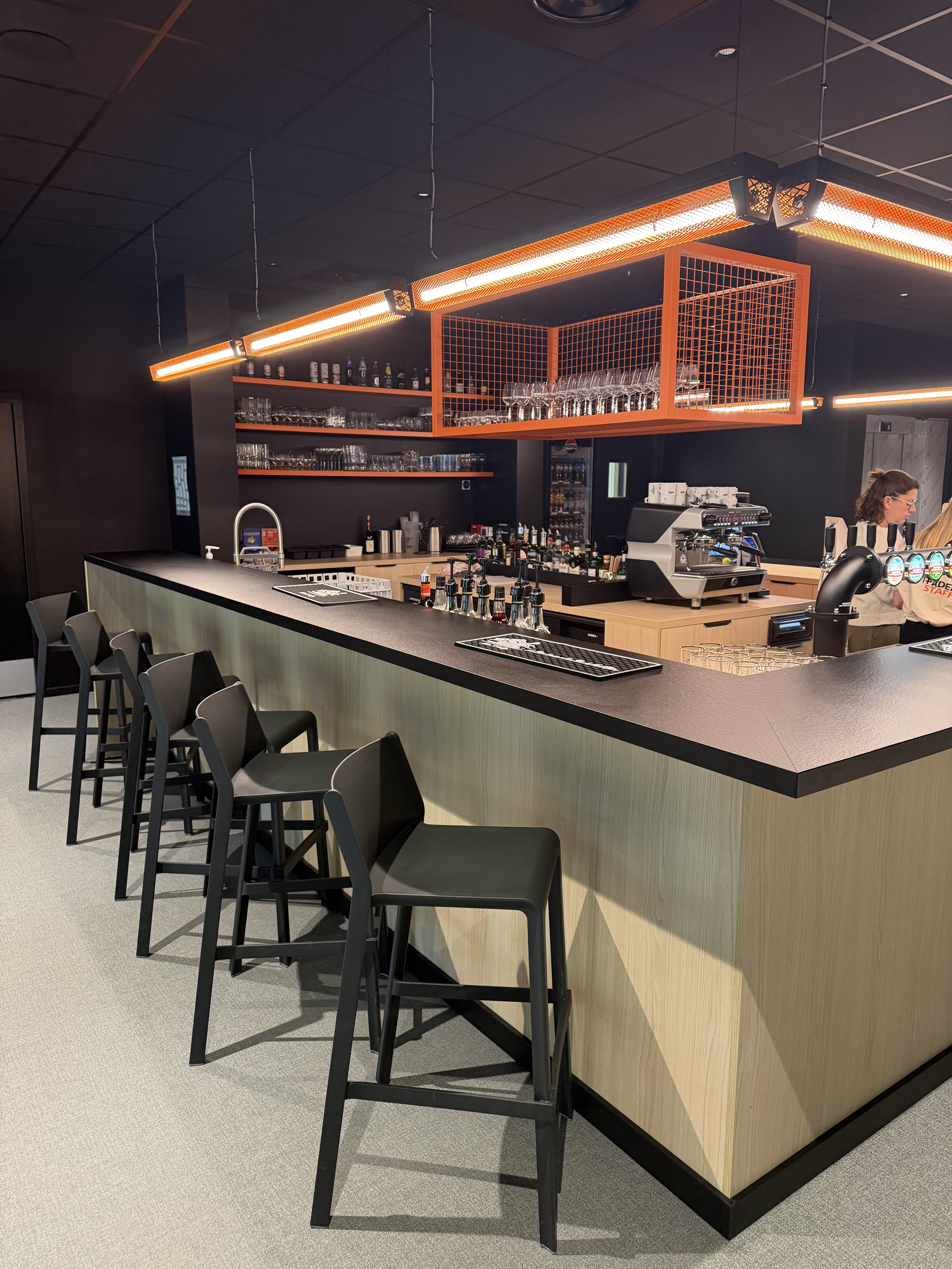 Le bar et son comptoir avec tabourets